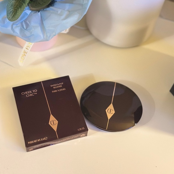 NEW Charlotte Tilbury CHEEK TO CHIC—FIRST LOVE Two-tone peach powder blusher - Picture 4 of 10